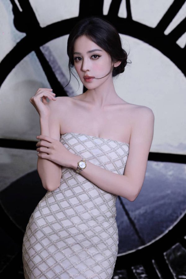 配资交易宝 娜扎化身钟楼美人颜值超顶 着抹胸裙气质迷人